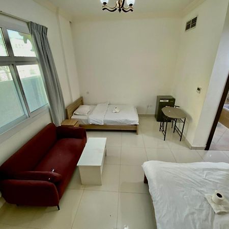 Cozy Rooms And Small Partitions For Men Guests In Dubai Exterior foto