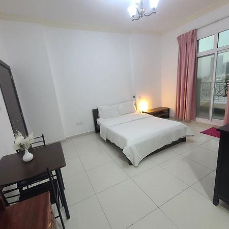 Cozy Rooms And Small Partitions For Men Guests In Dubai Exterior foto