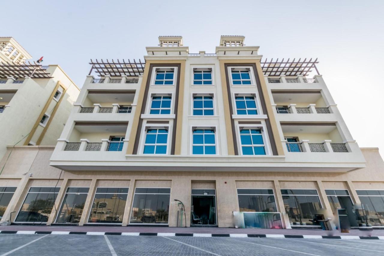 Cozy Rooms And Small Partitions For Men Guests In Dubai Exterior foto