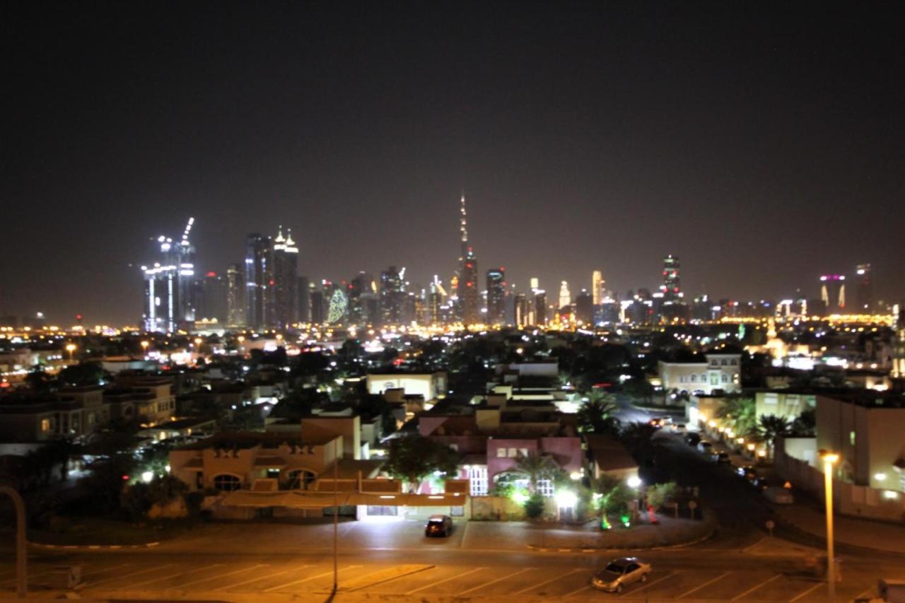 Cozy Rooms And Small Partitions For Men Guests In Dubai Exterior foto