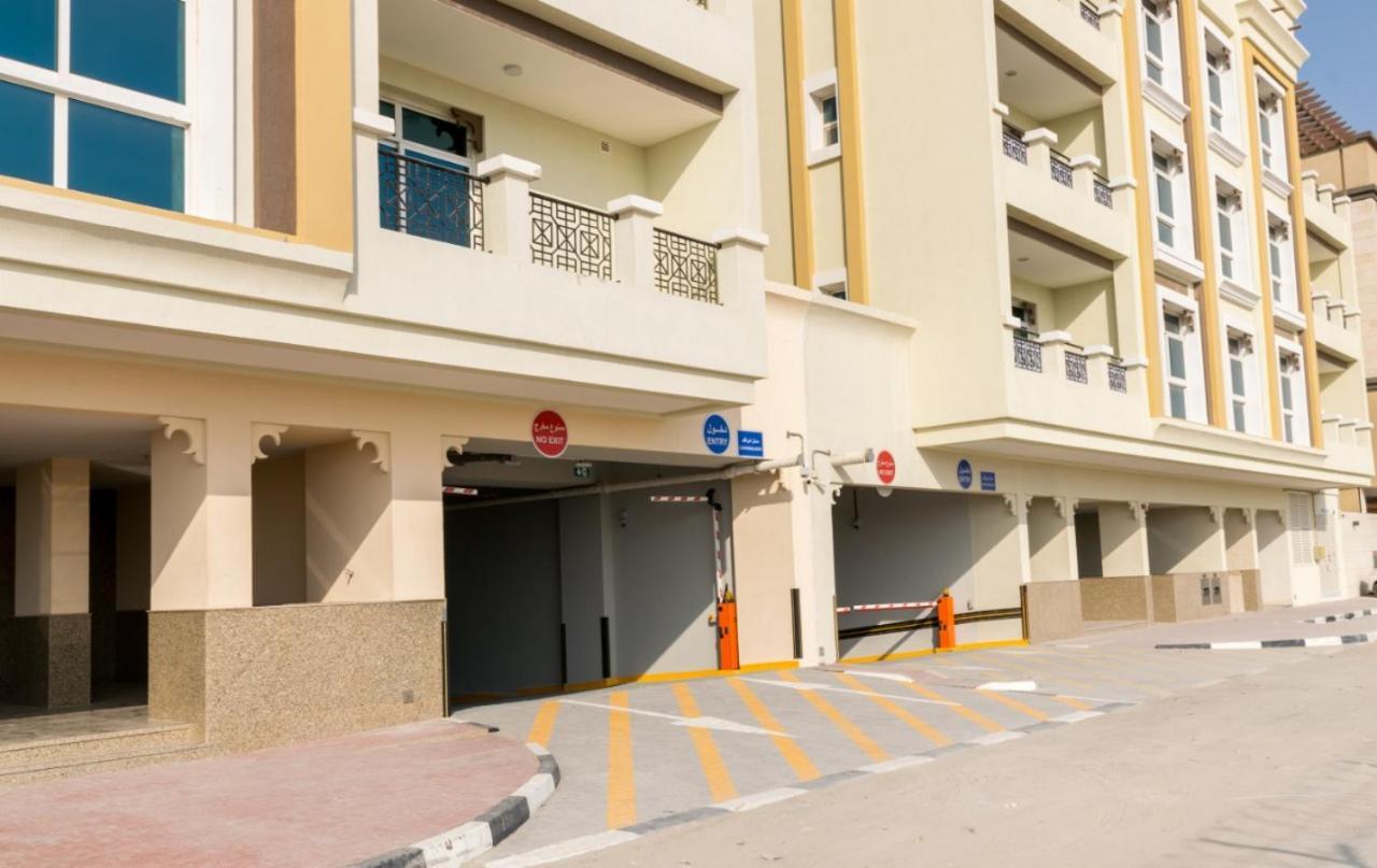 Cozy Rooms And Small Partitions For Men Guests In Dubai Exterior foto