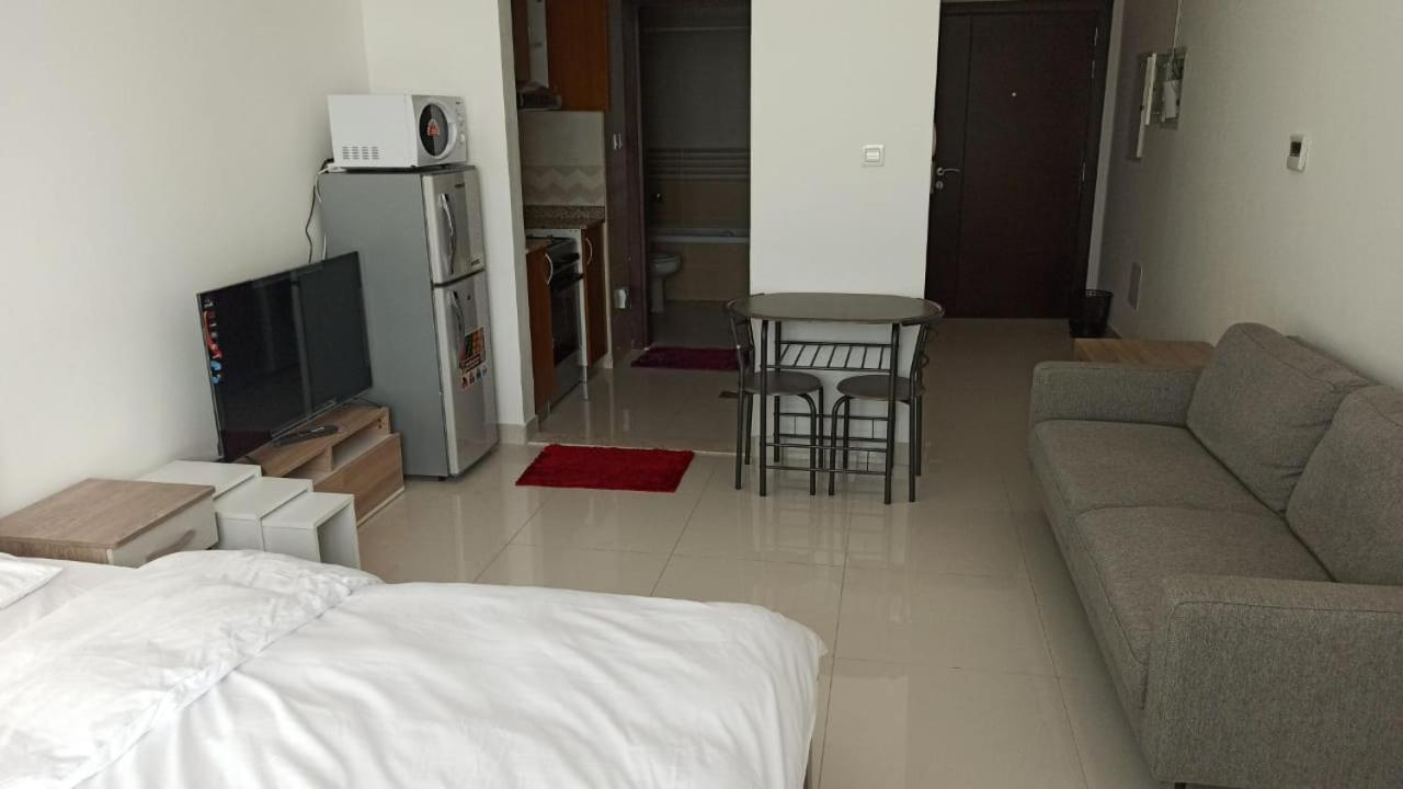 Cozy Rooms And Small Partitions For Men Guests In Dubai Exterior foto