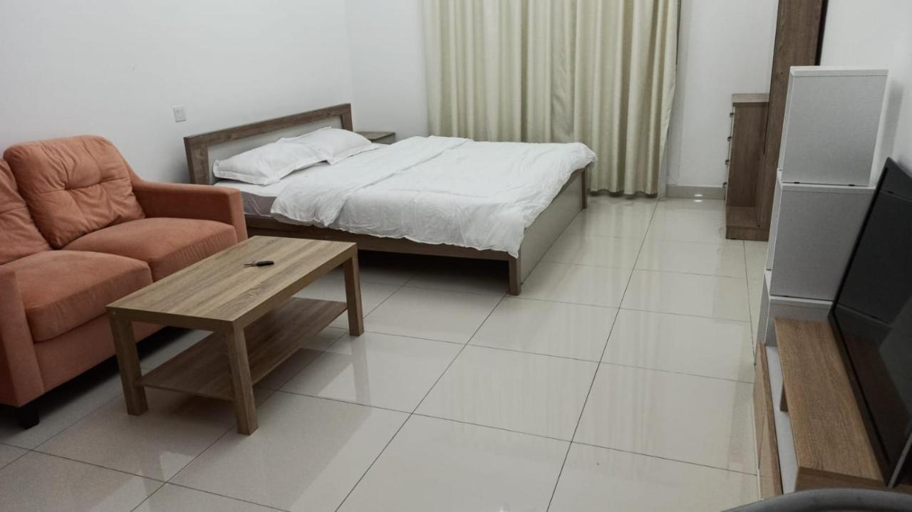 Cozy Rooms And Small Partitions For Men Guests In Dubai Exterior foto