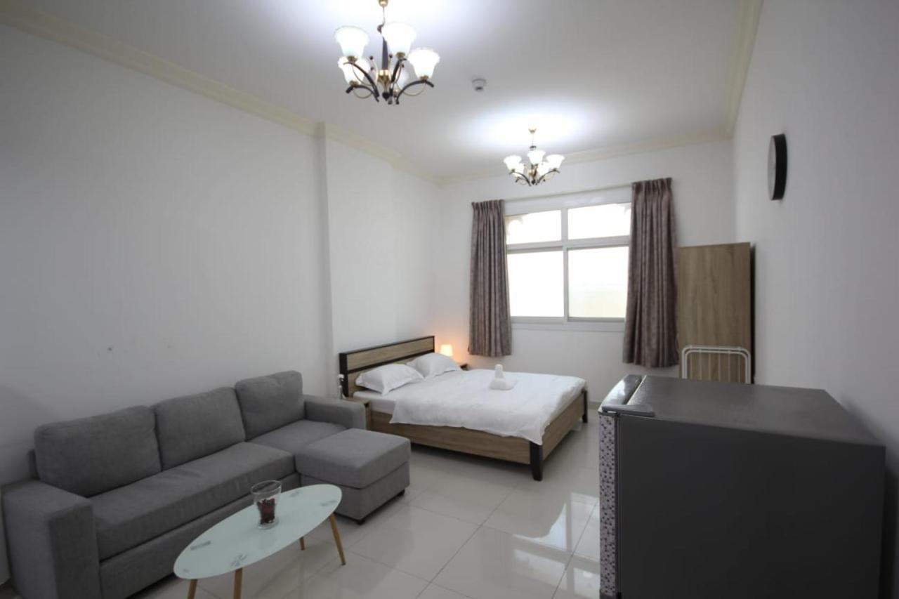 Cozy Rooms And Small Partitions For Men Guests In Dubai Exterior foto