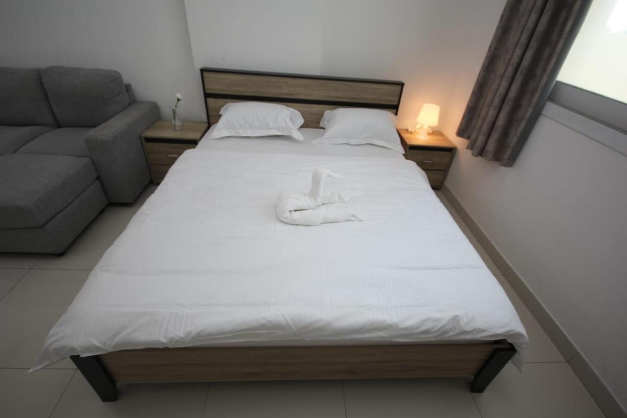 Cozy Rooms And Small Partitions For Men Guests In Dubai Exterior foto