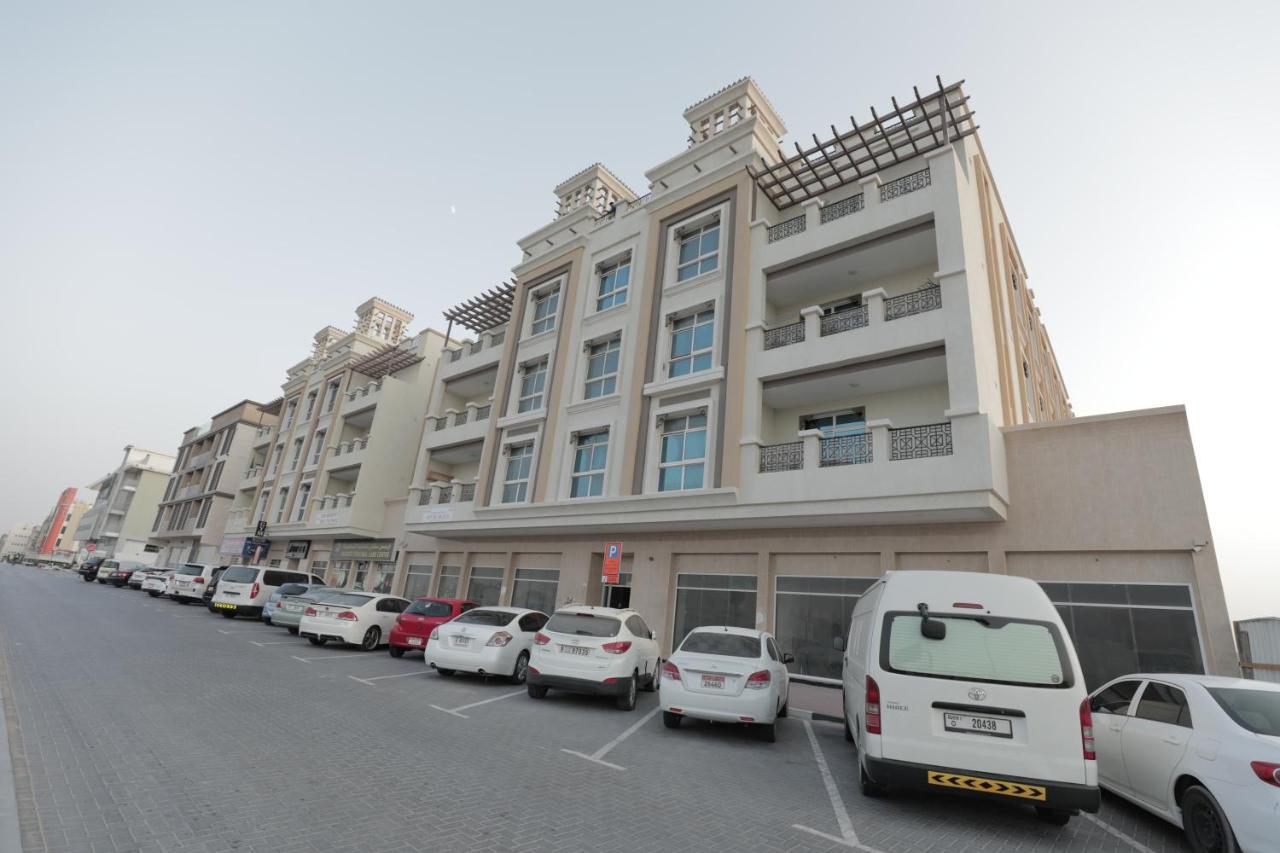 Cozy Rooms And Small Partitions For Men Guests In Dubai Exterior foto