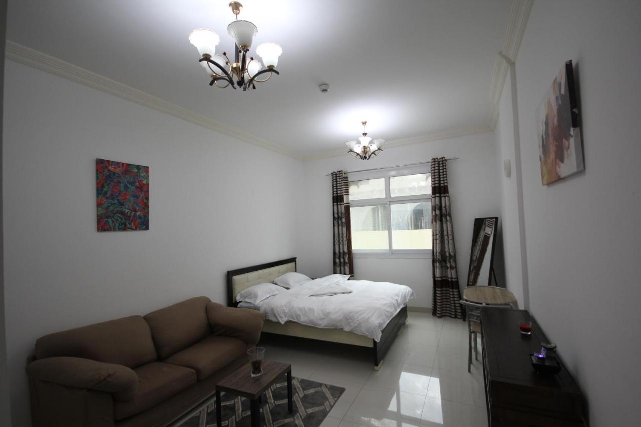 Cozy Rooms And Small Partitions For Men Guests In Dubai Exterior foto