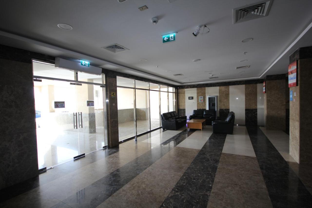 Cozy Rooms And Small Partitions For Men Guests In Dubai Exterior foto