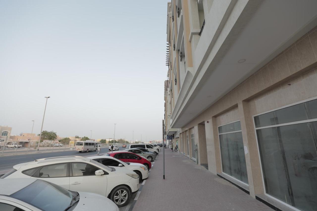 Cozy Rooms And Small Partitions For Men Guests In Dubai Exterior foto