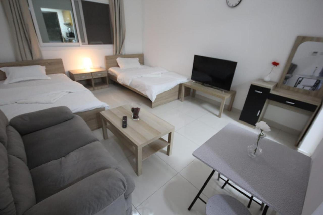 Cozy Rooms And Small Partitions For Men Guests In Dubai Exterior foto