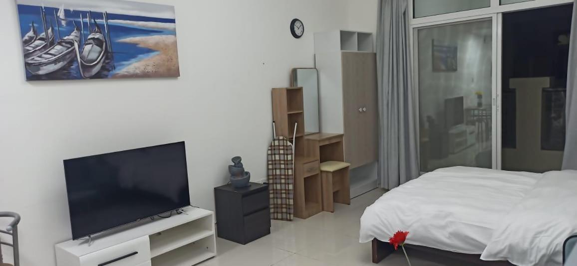 Cozy Rooms And Small Partitions For Men Guests In Dubai Exterior foto