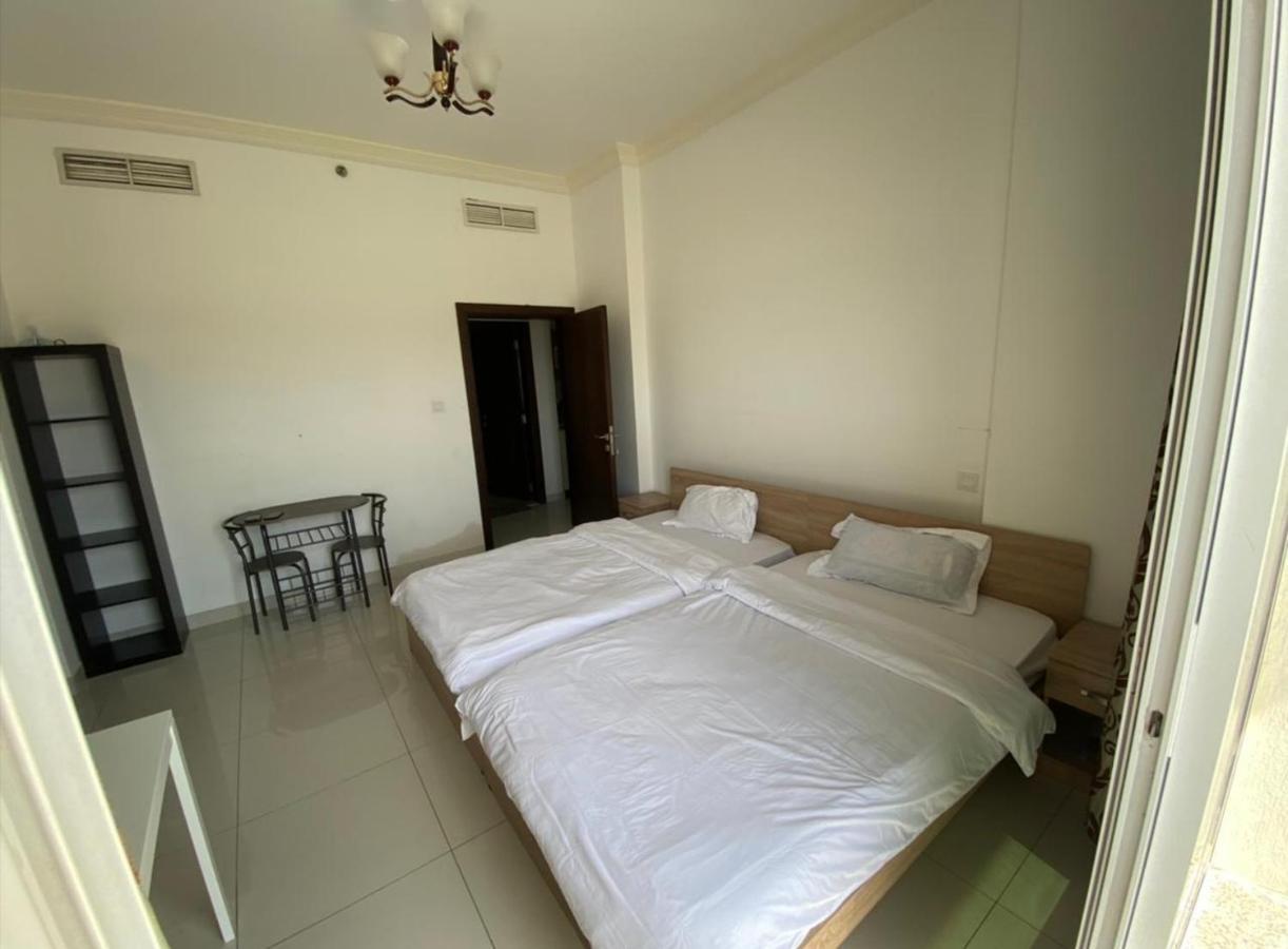 Cozy Rooms And Small Partitions For Men Guests In Dubai Exterior foto