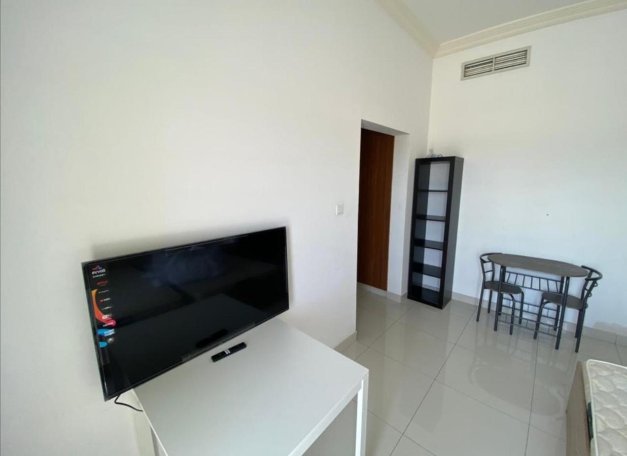 Cozy Rooms And Small Partitions For Men Guests In Dubai Exterior foto