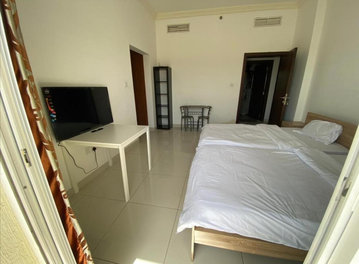 Cozy Rooms And Small Partitions For Men Guests In Dubai Exterior foto