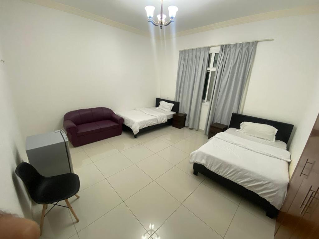 Cozy Rooms And Small Partitions For Men Guests In Dubai Exterior foto