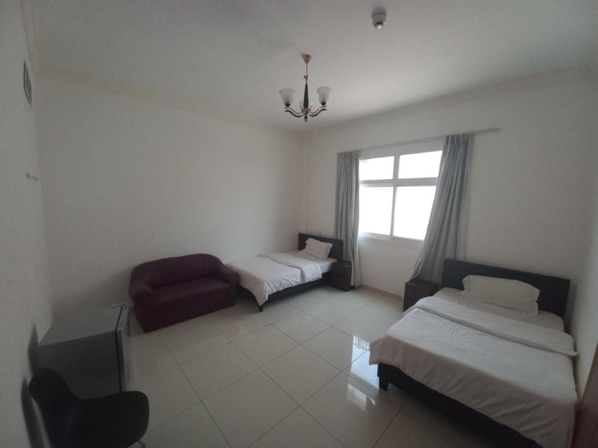 Cozy Rooms And Small Partitions For Men Guests In Dubai Exterior foto