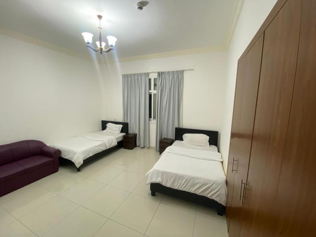 Cozy Rooms And Small Partitions For Men Guests In Dubai Exterior foto