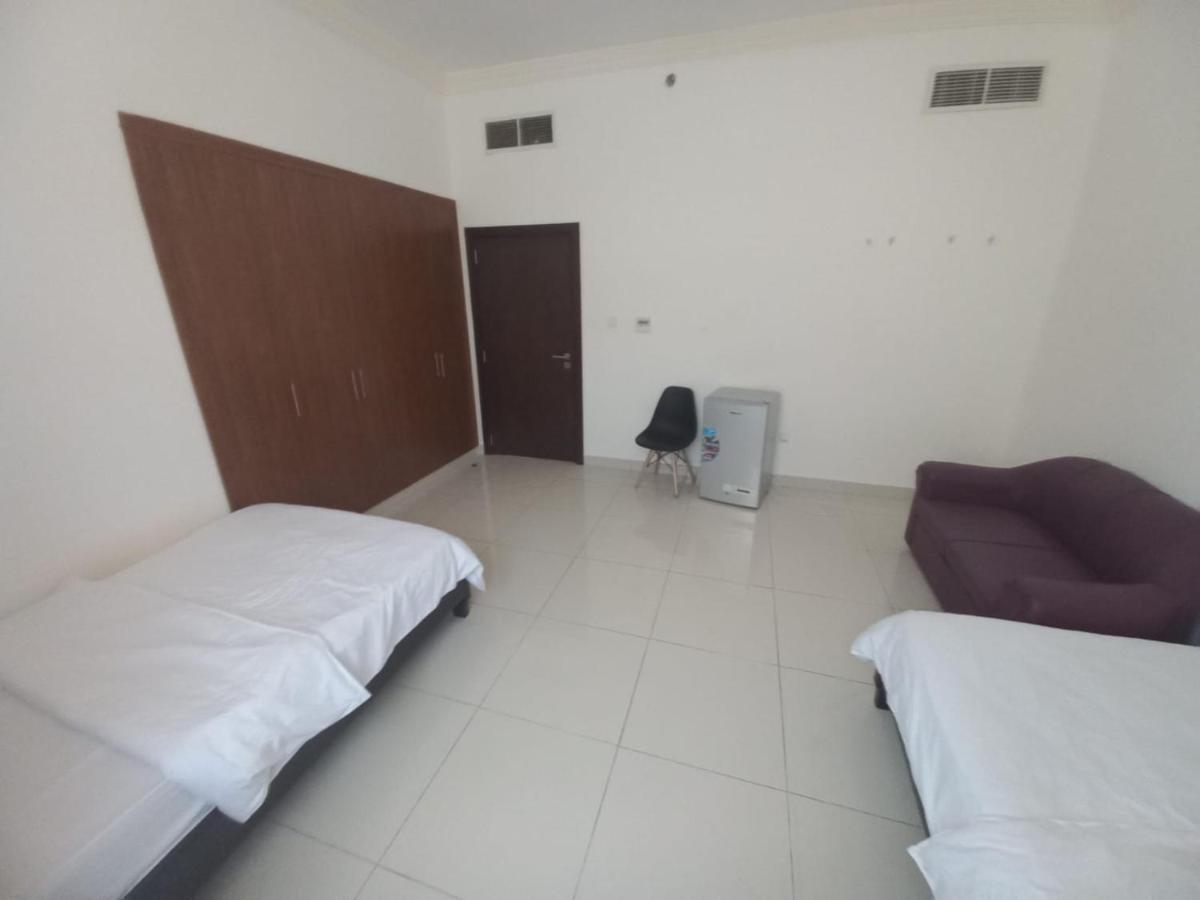 Cozy Rooms And Small Partitions For Men Guests In Dubai Exterior foto