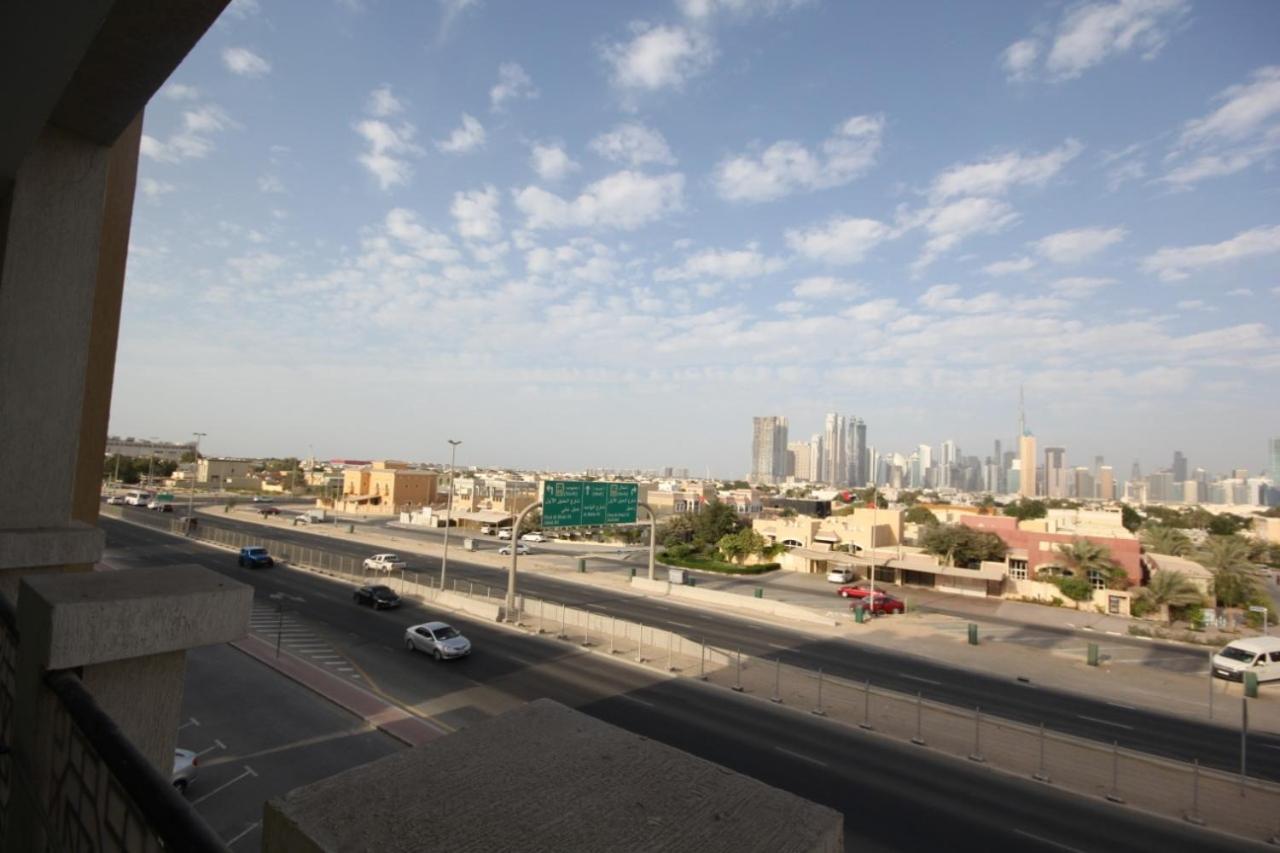 Cozy Rooms And Small Partitions For Men Guests In Dubai Exterior foto