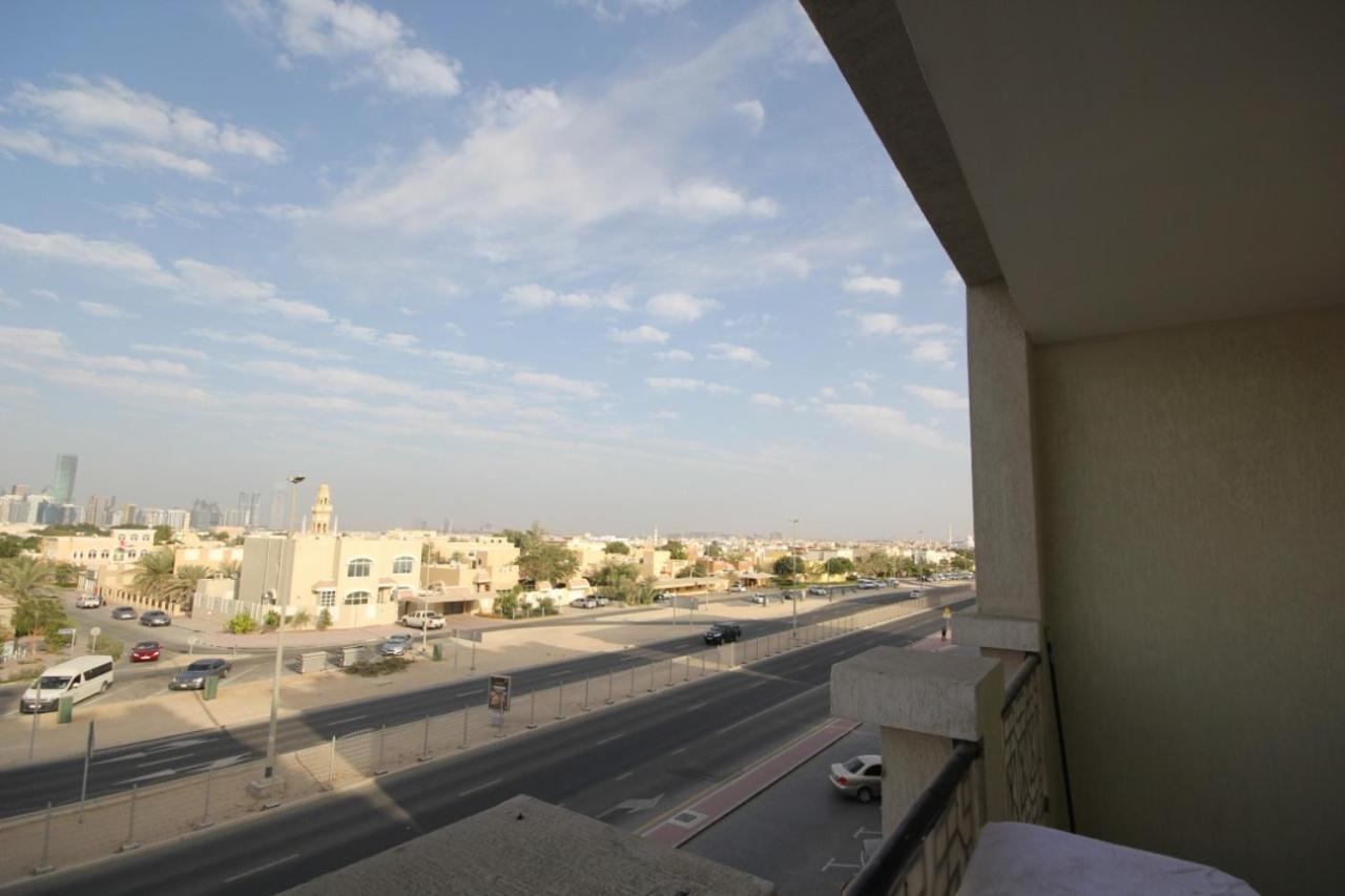 Cozy Rooms And Small Partitions For Men Guests In Dubai Exterior foto