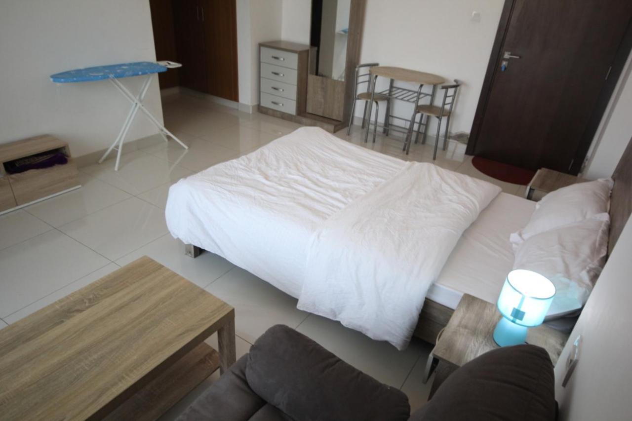 Cozy Rooms And Small Partitions For Men Guests In Dubai Exterior foto