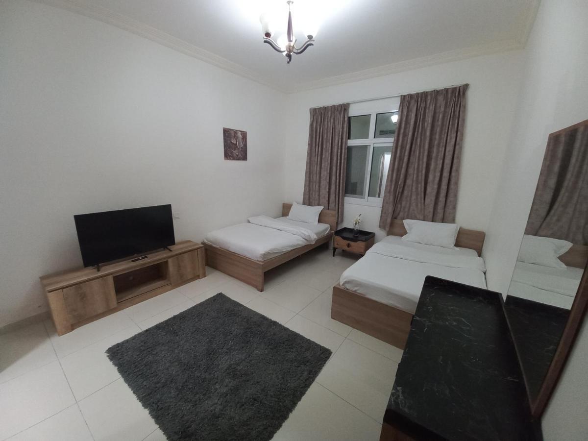 Cozy Rooms And Small Partitions For Men Guests In Dubai Exterior foto