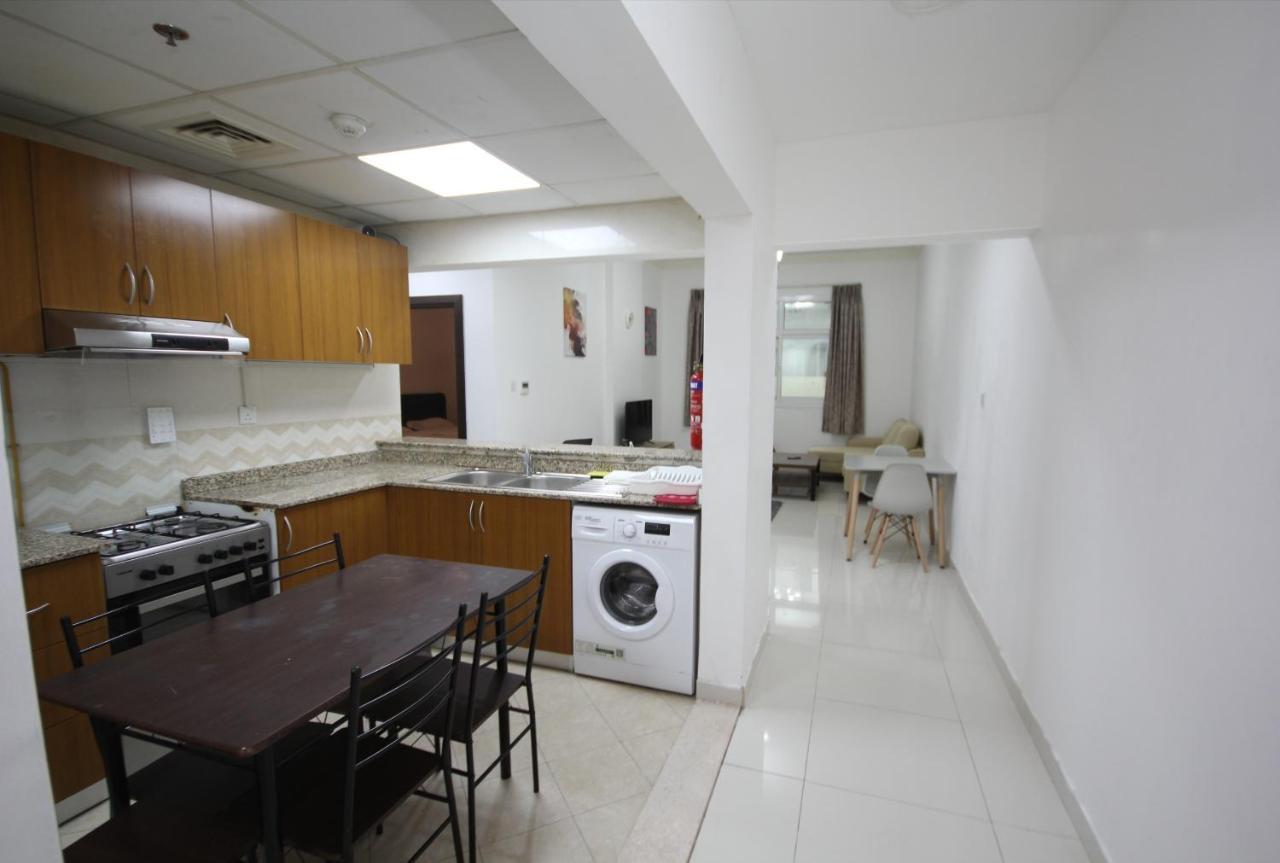 Cozy Rooms And Small Partitions For Men Guests In Dubai Exterior foto