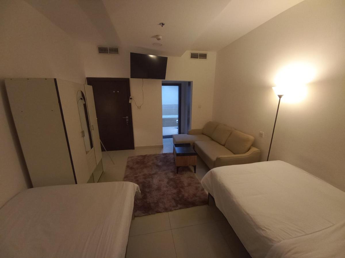 Cozy Rooms And Small Partitions For Men Guests In Dubai Exterior foto