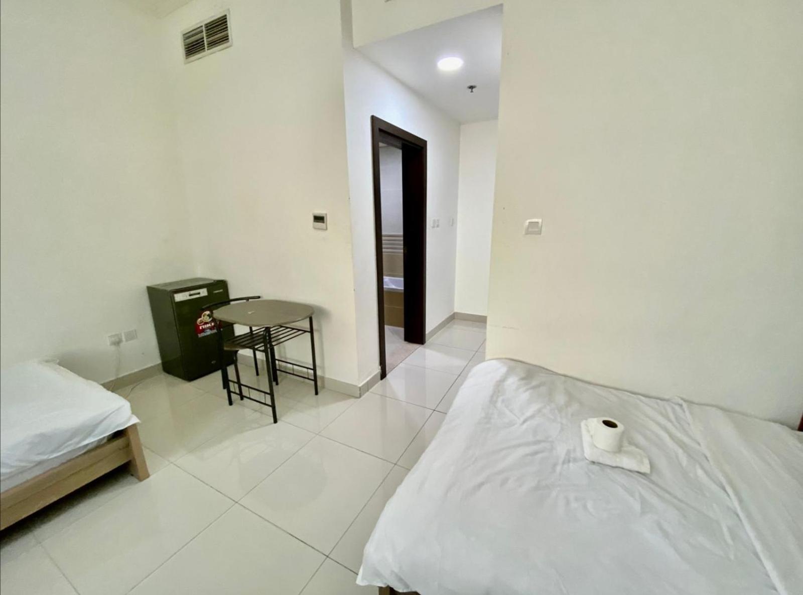 Cozy Rooms And Small Partitions For Men Guests In Dubai Exterior foto