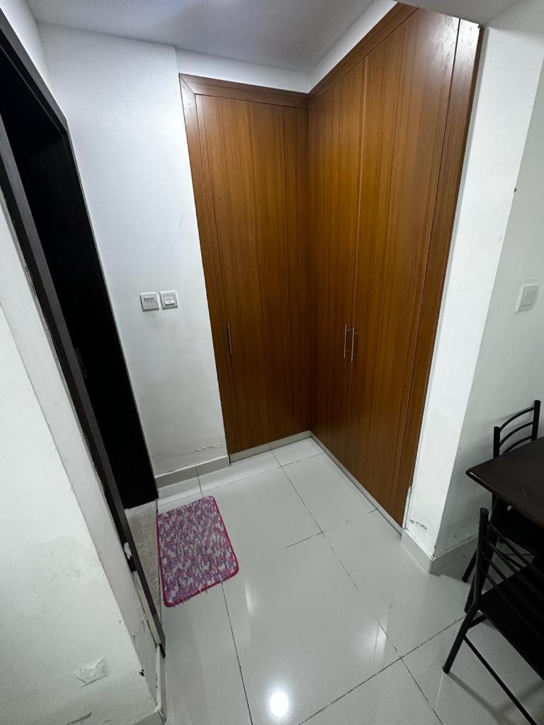 Cozy Rooms And Small Partitions For Men Guests In Dubai Exterior foto