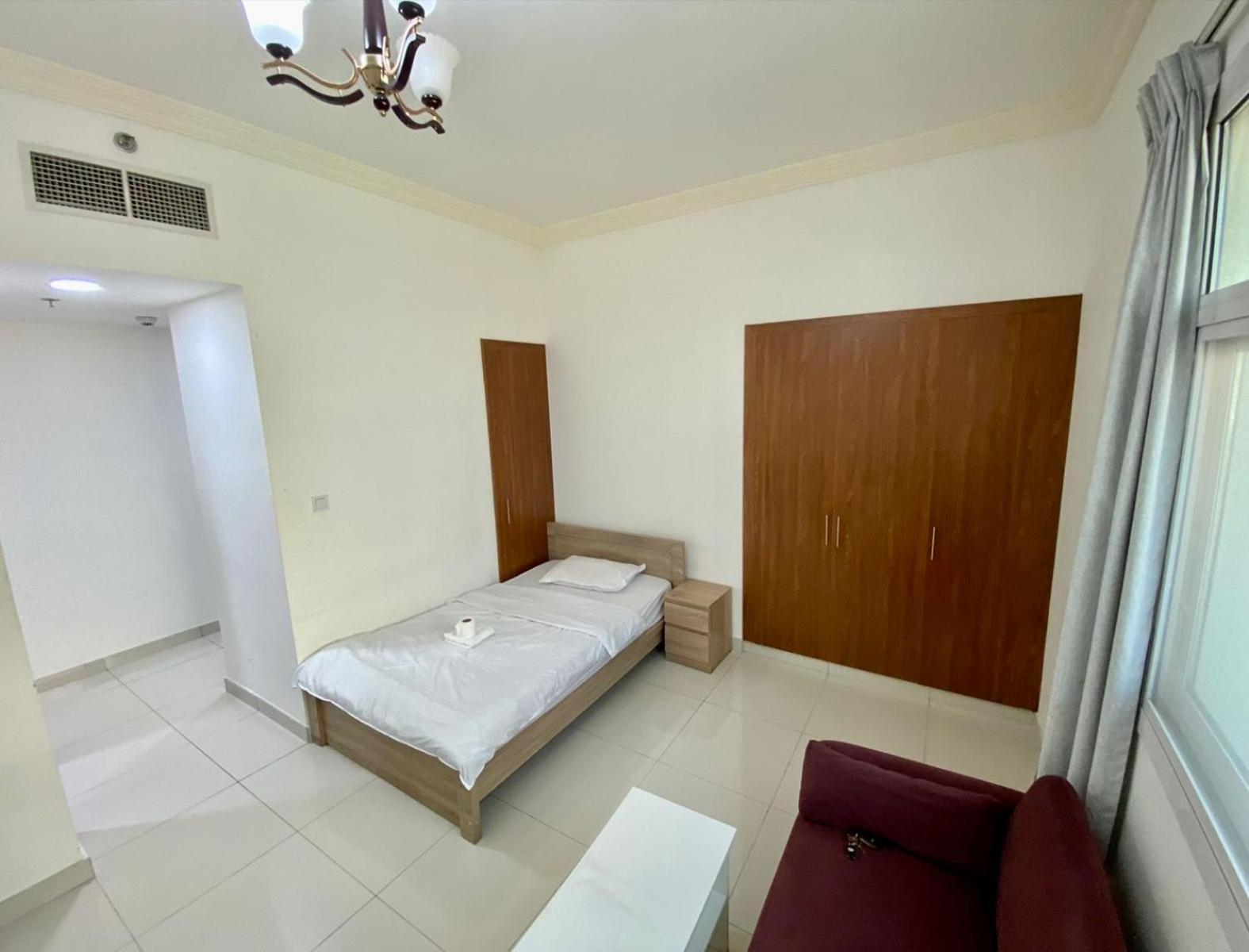 Cozy Rooms And Small Partitions For Men Guests In Dubai Exterior foto